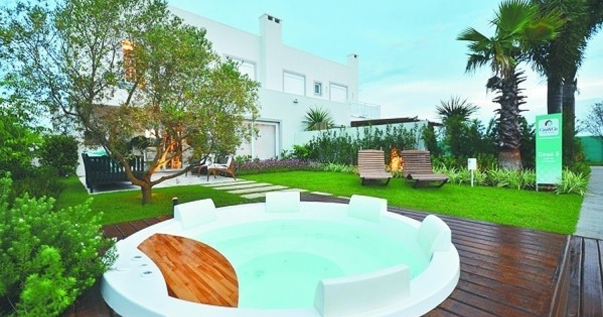 Banheiras ganham varandas, jardins e pergolados