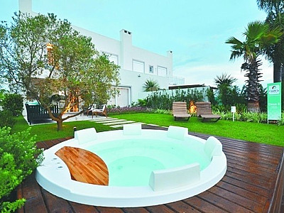 Banheiras ganham varandas, jardins e pergolados