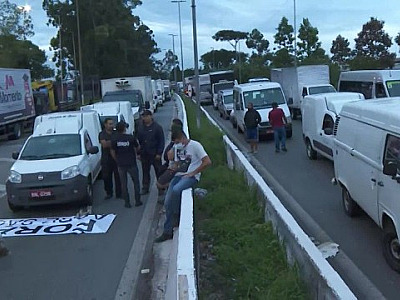 Manifestação na rodovia Castello Branco provoca trânsito em Alphaville
