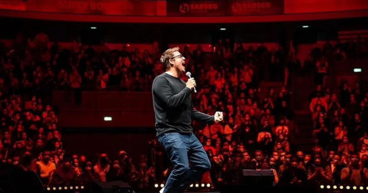 Fábio Porchat se despede de turnê na Praça das Artes