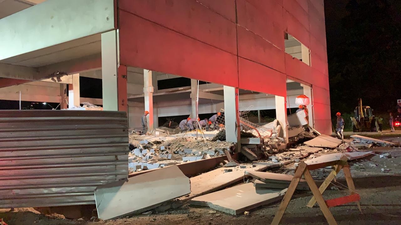 Bombeiros localizam corpo de trabalhador soterrado após desabamento em Barueri