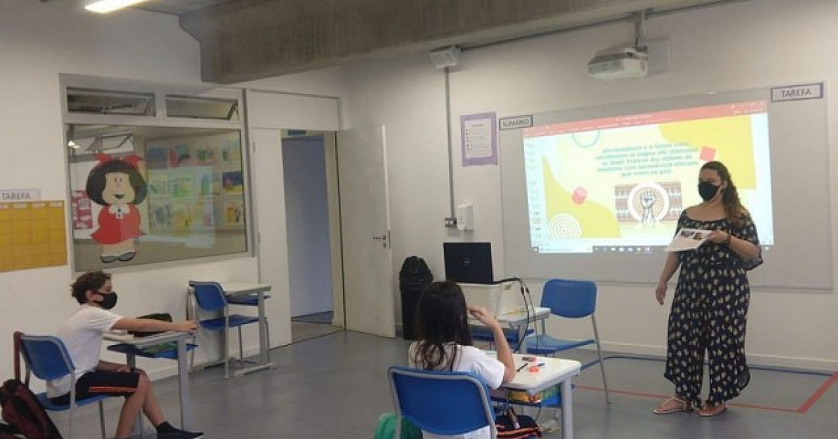 Anglo investe em aula híbrida e revezamento de alunos