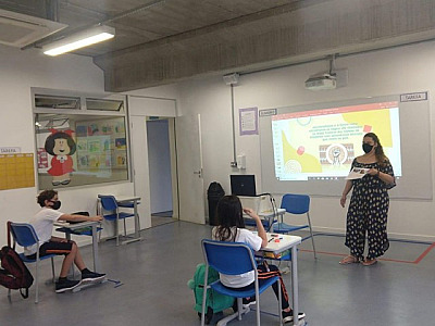 Anglo investe em aula híbrida e revezamento de alunos