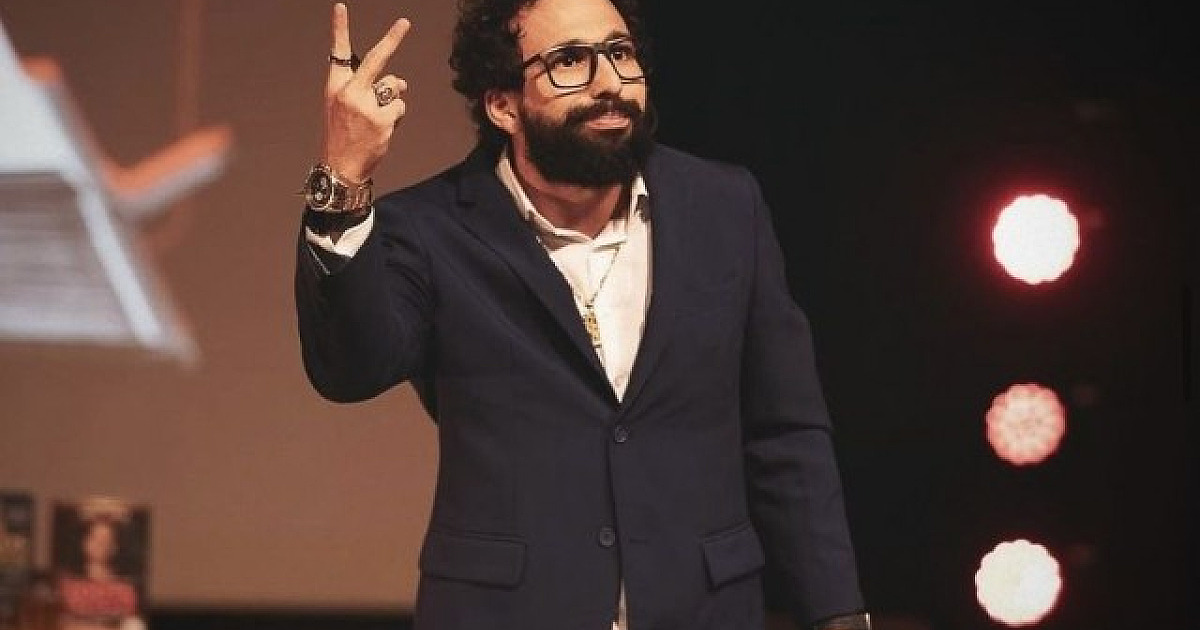 Humorista Murilo Couto apresenta stand-up comedy "7 passos para o bilhão" em Barueri