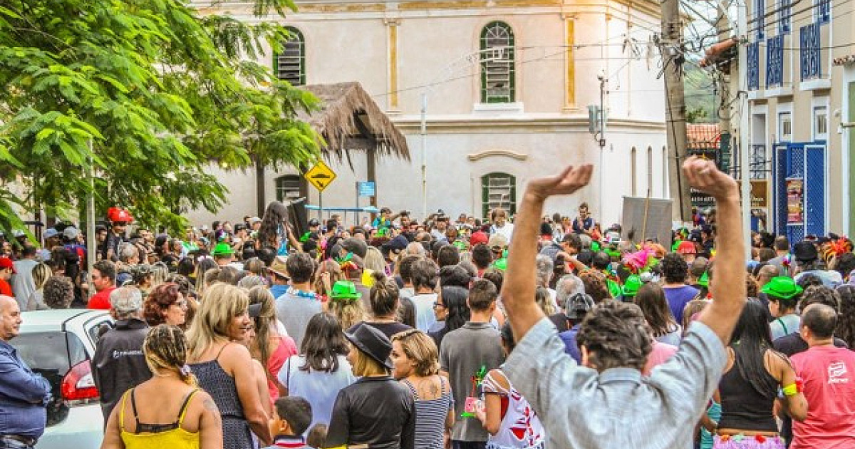 Escolas de samba e bloquinhos prometem agitar foliões no feriado