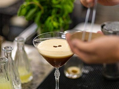 Celebre o dia nacional do café com a receita do Expresso Martini