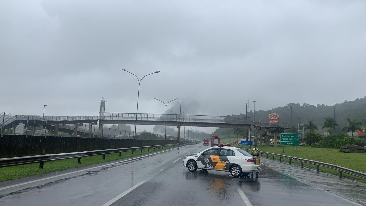 Pistas são liberadas, após incêndio em fábrica às margens da Castello