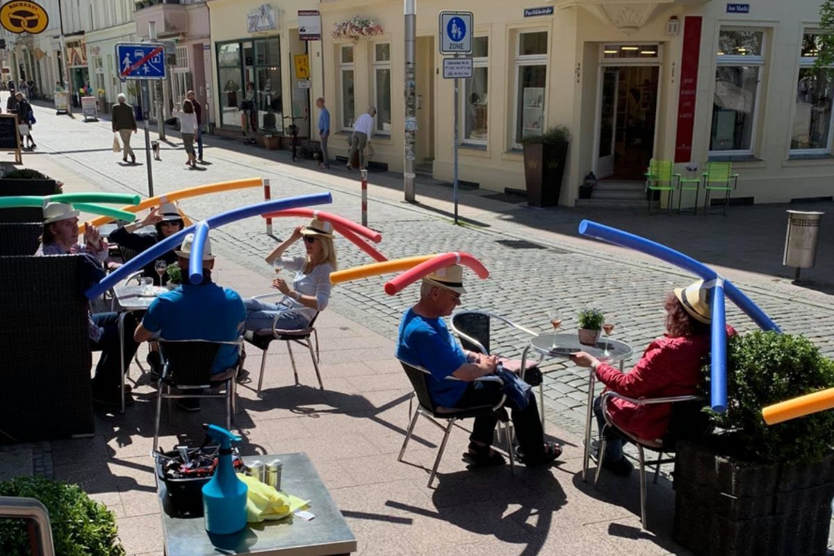 Restaurantes criaram soluções inusitadas para manter o distanciamento social na Europa