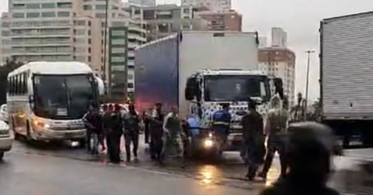 Rodovia Castello Branco fica bloqueada por manifestantes por quase duas horas