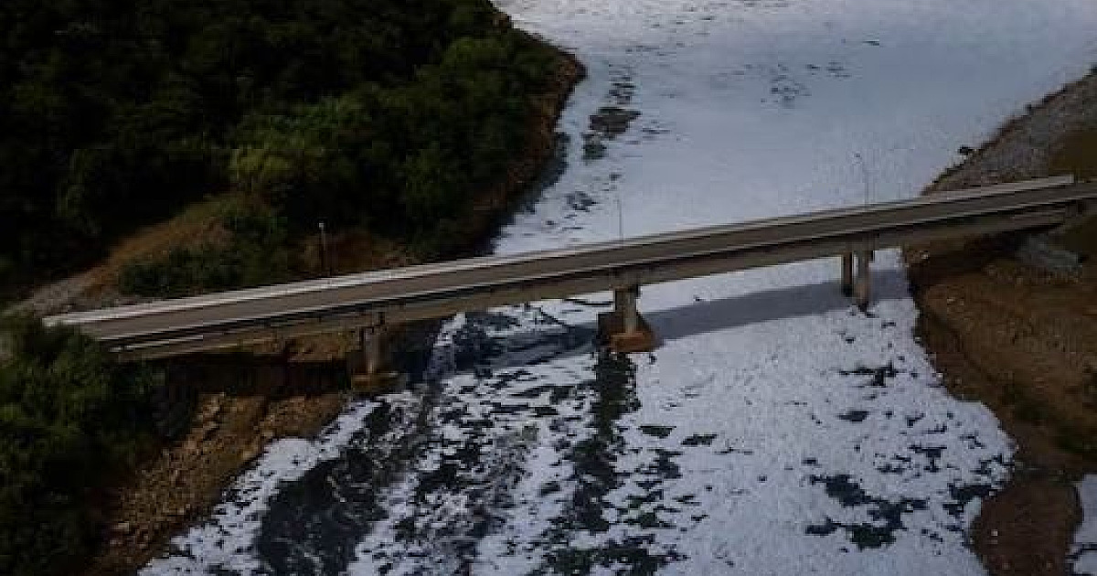 Satélites a 550 km da Terra flagram avanço de espuma tóxica no Tietê