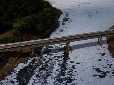 Satélites a 550 km da Terra flagram avanço de espuma tóxica no Tietê