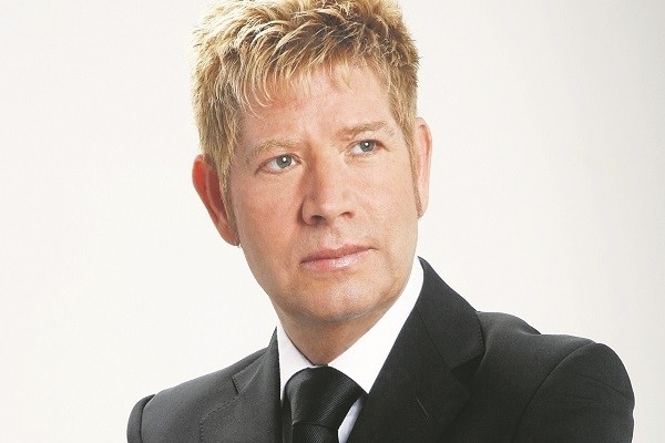 Cantor Roberto Leal se apresenta na Festa das Nações de Barueri