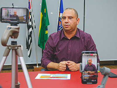 Tonho amplia jornada de trabalho dos servidores