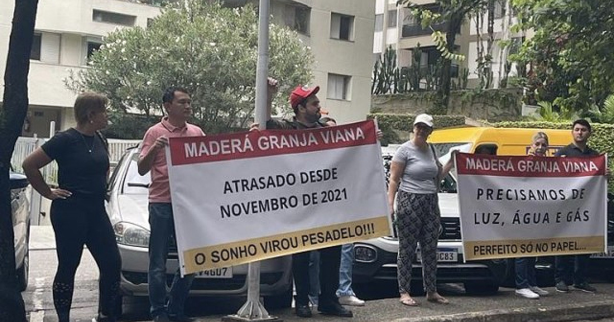 Clientes protestam em frente ao escritório de construtora em Barueri