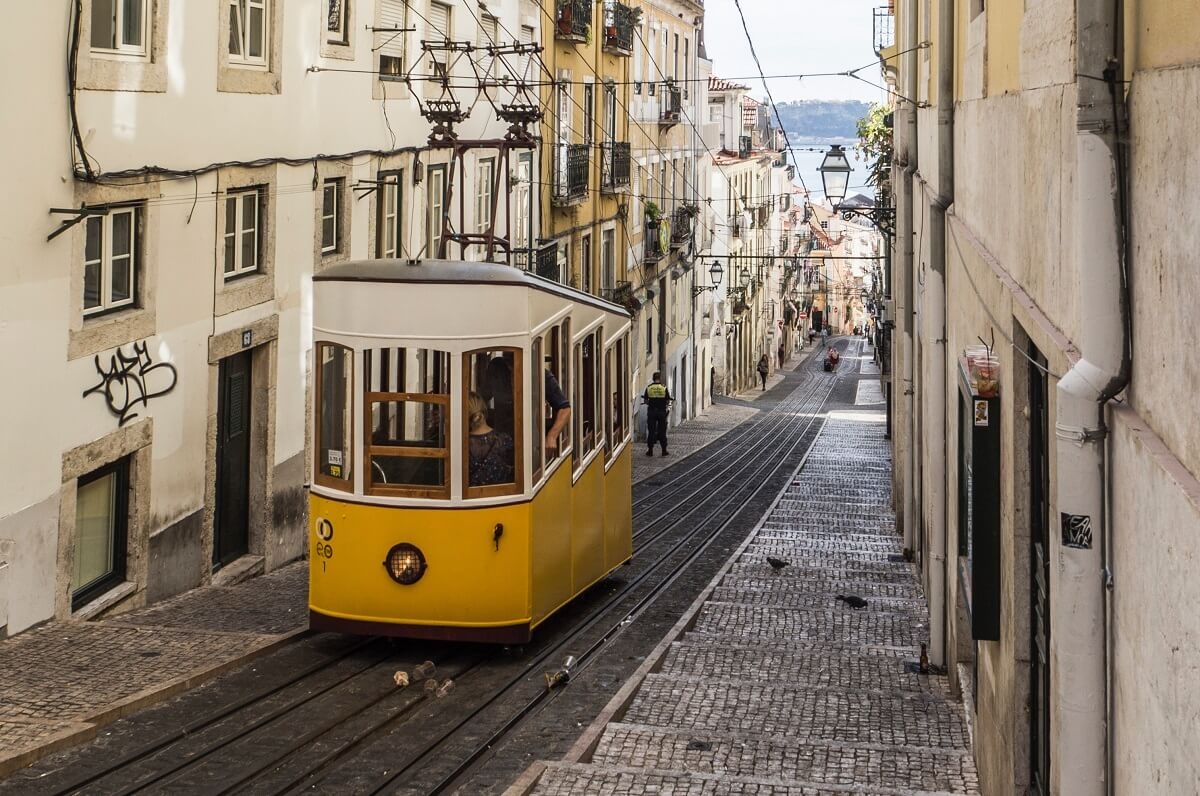 Em média, 6 brasileiros por hora ganham autorização para morar em Portugal