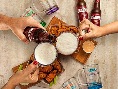Outback presenteia clientes do delivery com suas famosas canecas de chopp