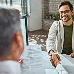 Killer Burger contrata profissionais 50+ e valoriza experiência em Alphaville