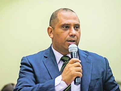 Elvis aposta em perfil popular e indica Marcos Tonho à prefeitura