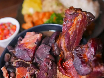 Cão Véio Alphaville aposta em feijoada aos sábados