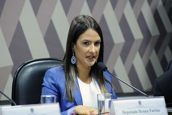 Bruna critica novatos de ‘salto alto’ e bate de frente com filhos de Bolsonaro