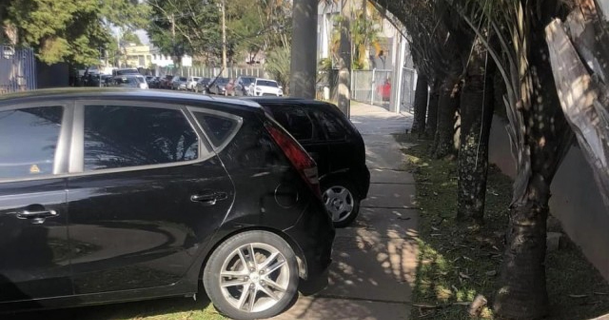 Moradores de Alphaville reclamam de veículos estacionados em cima da calçada na Av.Tamboré