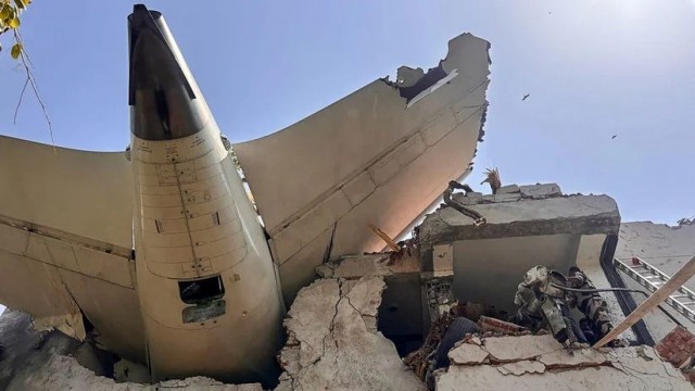 Avião cai na Índia com 242 pessoas a bordo