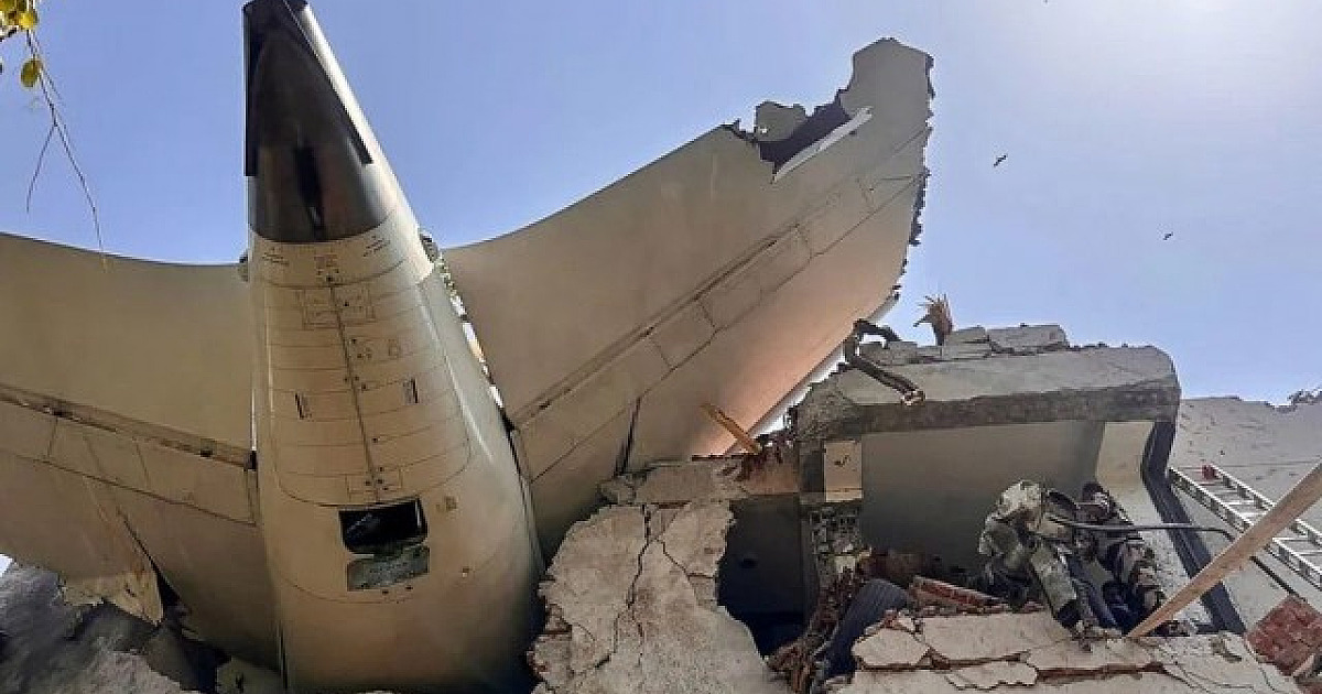 Avião cai na Índia com 242 pessoas a bordo