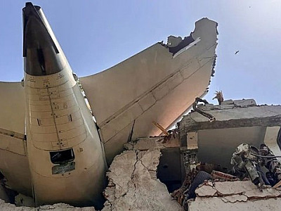 Avião cai na Índia com 242 pessoas a bordo