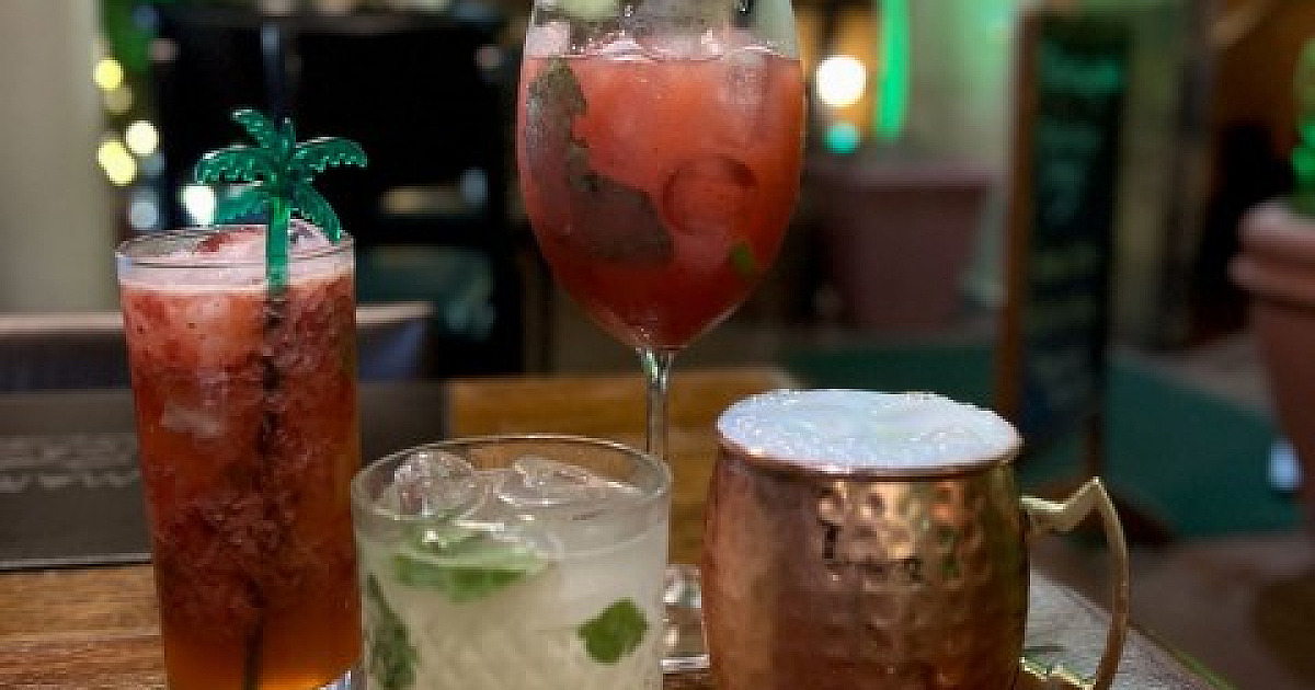 Restaurante Maria João é repaginado, recebe telão de 100 polegadas e turbina cardápio de drinks