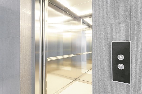 Manutenção de elevador em prédios exige cuidados