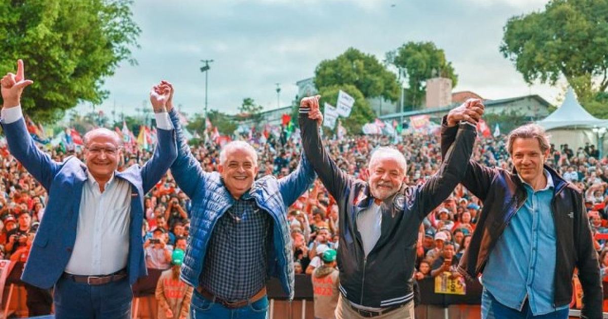 Aos 70% das urnas apuradas, Lula vira e anota 45,7% dos votos