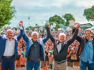 Aos 70% das urnas apuradas, Lula vira e anota 45,7% dos votos