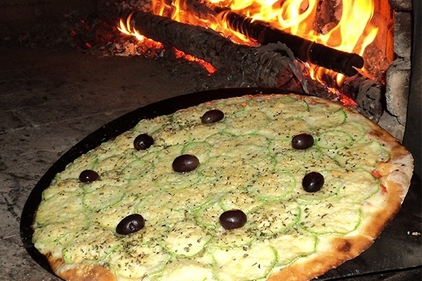 Com tradição de 14 anos e forno à lenha, Família Carvalho faz serviço de entrega em Alphaville e Gra