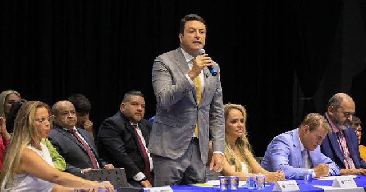 Elvis Cezar toma posse como prefeito de Santana de Parnaíba pela 3ª vez