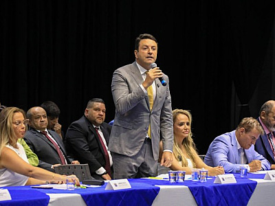 Elvis Cezar toma posse como prefeito de Santana de Parnaíba pela 3ª vez