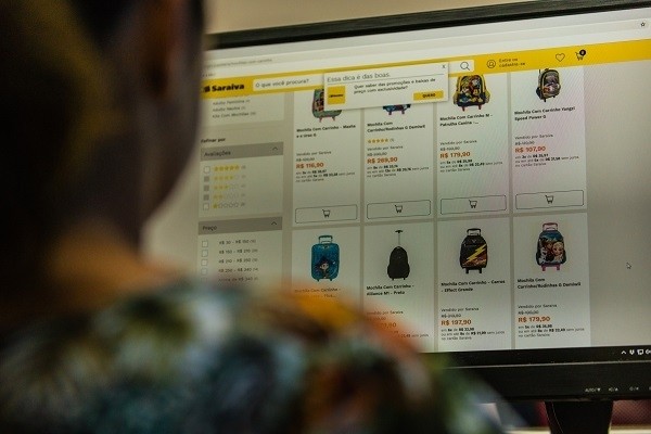 Variação do preço de material escolar na internet chega a 129%