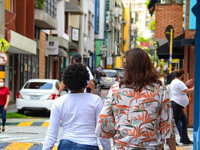 Shoppings do bairro iniciam período de abertura de vagas temporárias