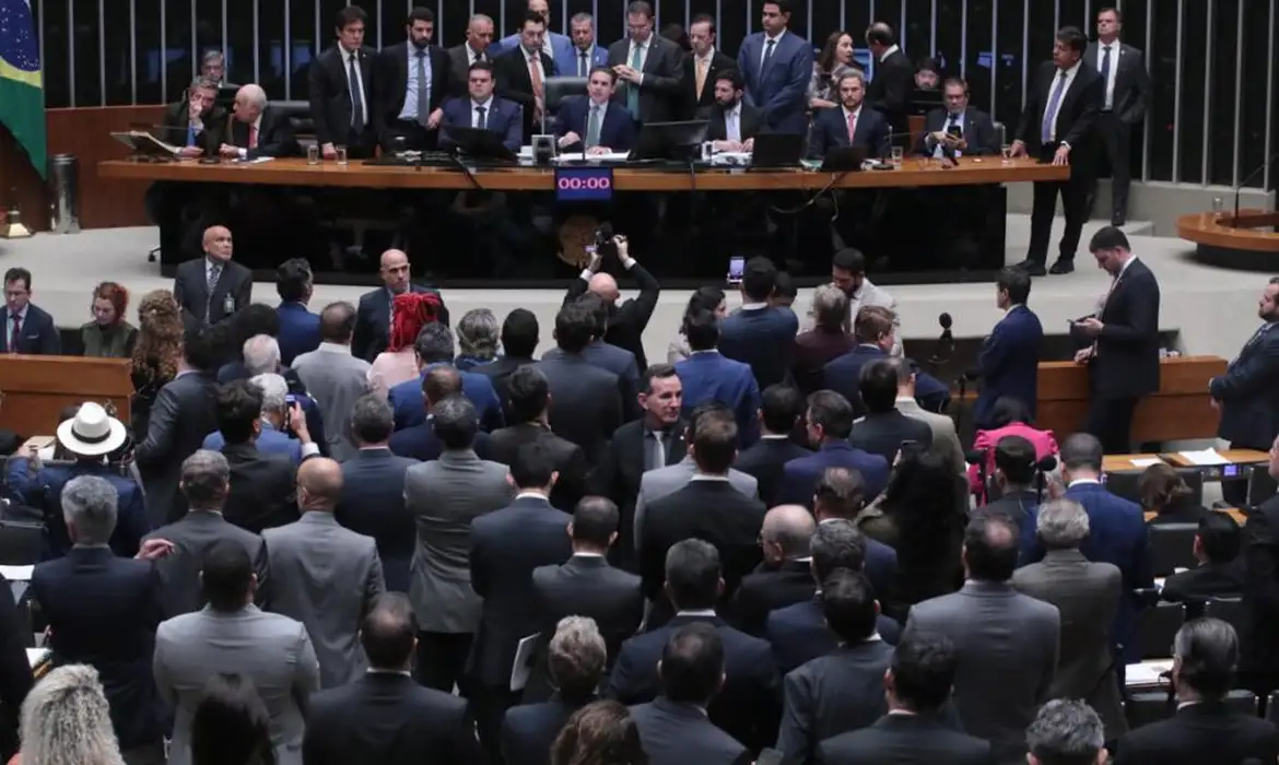 Na madrugada, Câmara aprova proposta de redução de pena que beneficia Bolsonaro