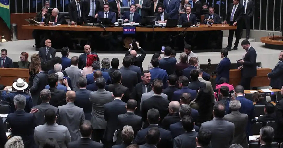 Na madrugada, Câmara aprova proposta de redução de pena que beneficia Bolsonaro