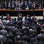 Na madrugada, Câmara aprova proposta de redução de pena que beneficia Bolsonaro