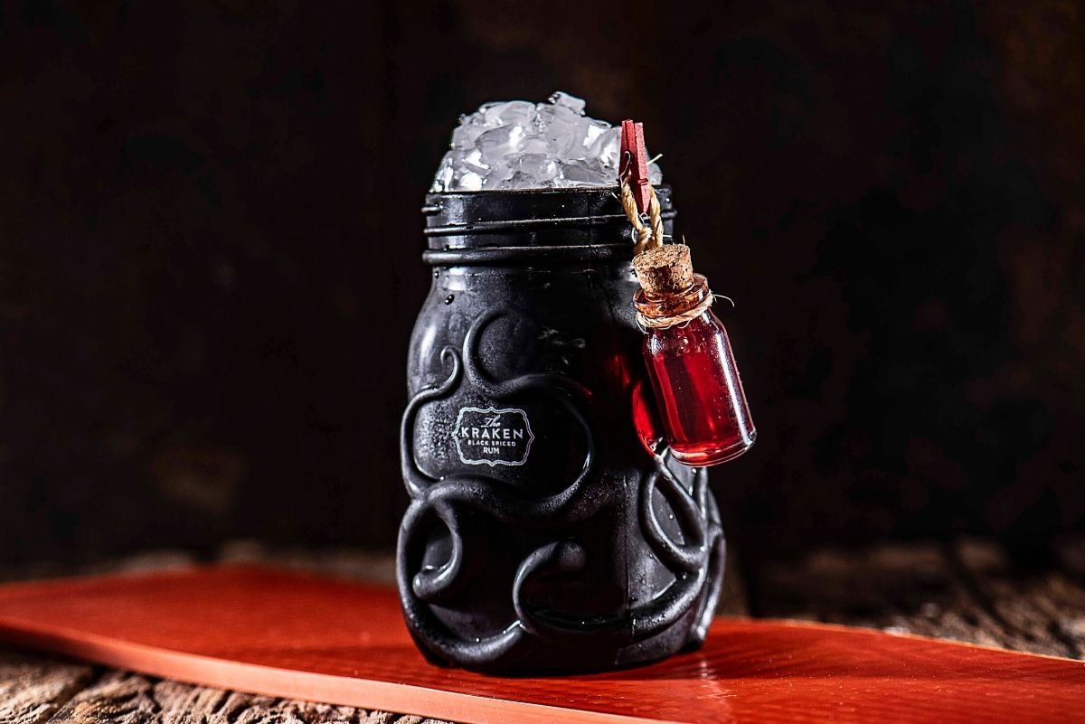 Drinks horripilantes divertem no Halloween do Olívio e Fortunato Bar