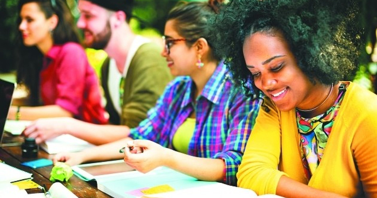 Mulheres têm melhor formação e ganham menos, aponta IBGE