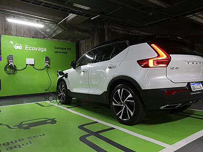 Alpha Square Mall instala Ecovagas com serviço para recarga de carros elétricos