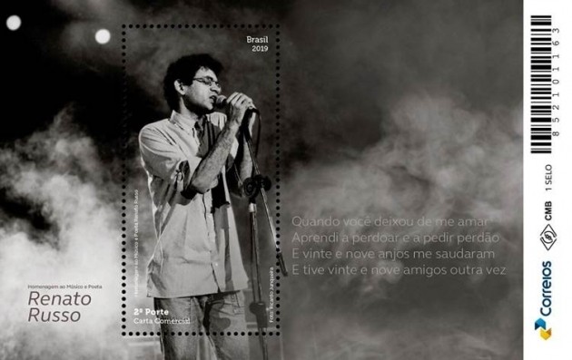 Selo postal em homenagem a Renato Russo é lançado no MIS