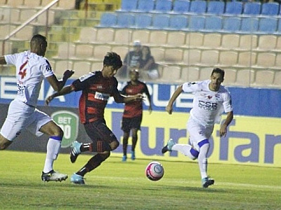 Arbitragem erra duas vezes e Oeste perde mais uma