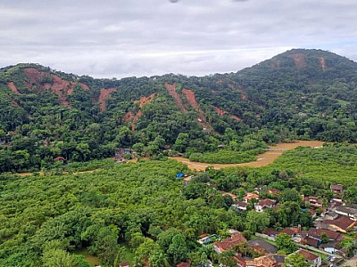 Moradores e comércios do bairro se mobilizam em busca de doações para vítimas das chuvas no litoral