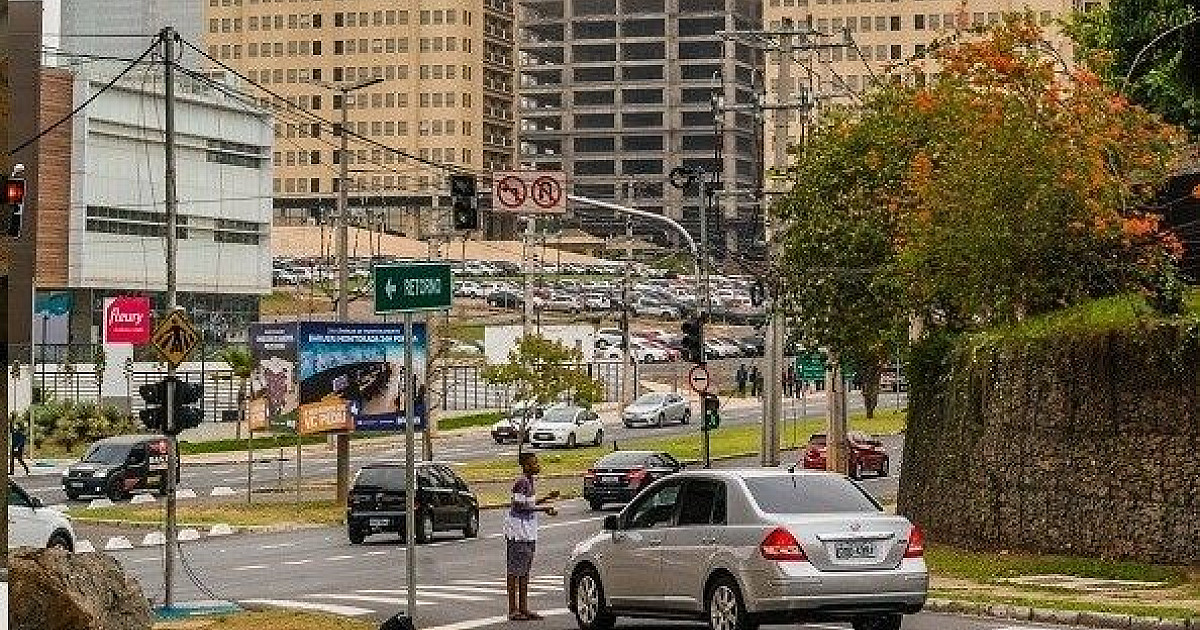 Moradores alertam sobre crianças pedindo dinheiro em semáforos