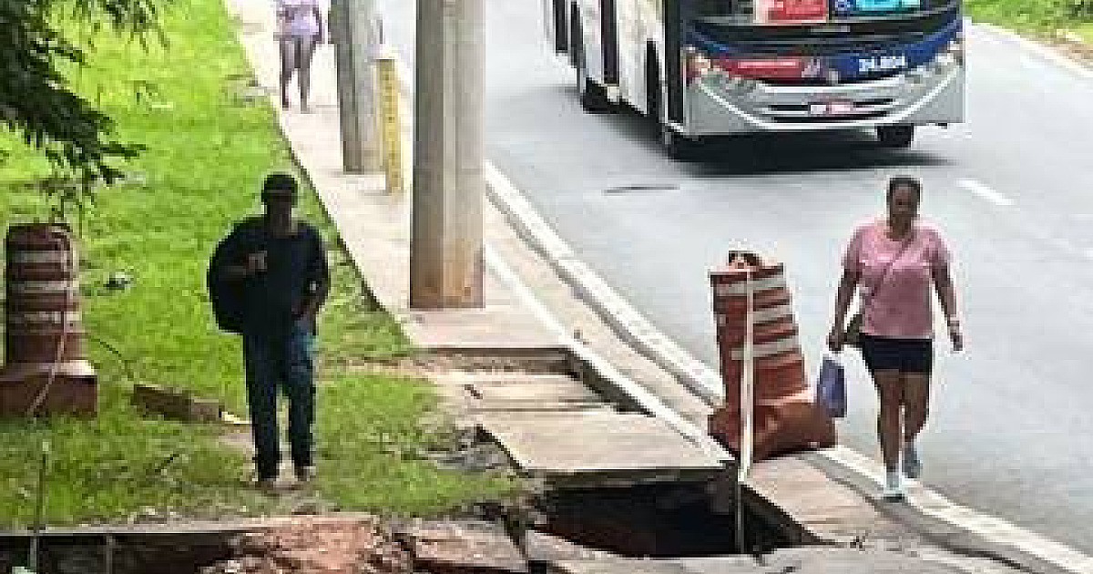 Buraco na calçada da Av.Yojiro Takaoka é motivo de preocupação entre os moradores