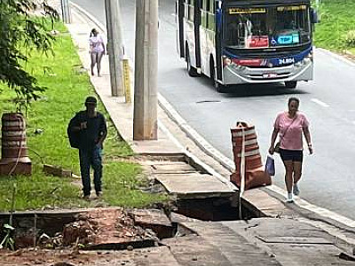 Buraco na calçada da Av.Yojiro Takaoka é motivo de preocupação entre os moradores