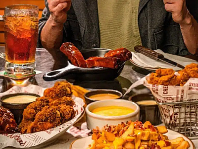 Outback premia consumidores com itens do menu e sorteia um ano de experiências